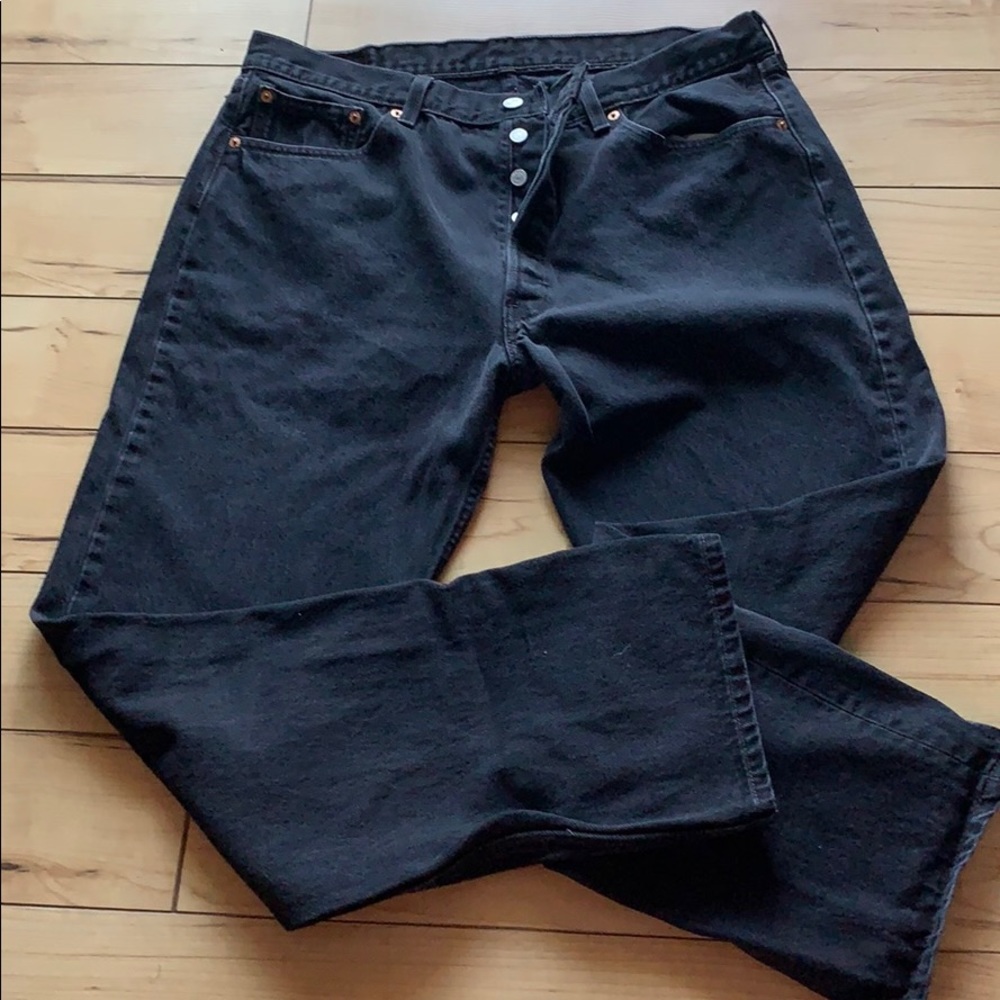 Black Levi’s 501 button fly! EUC